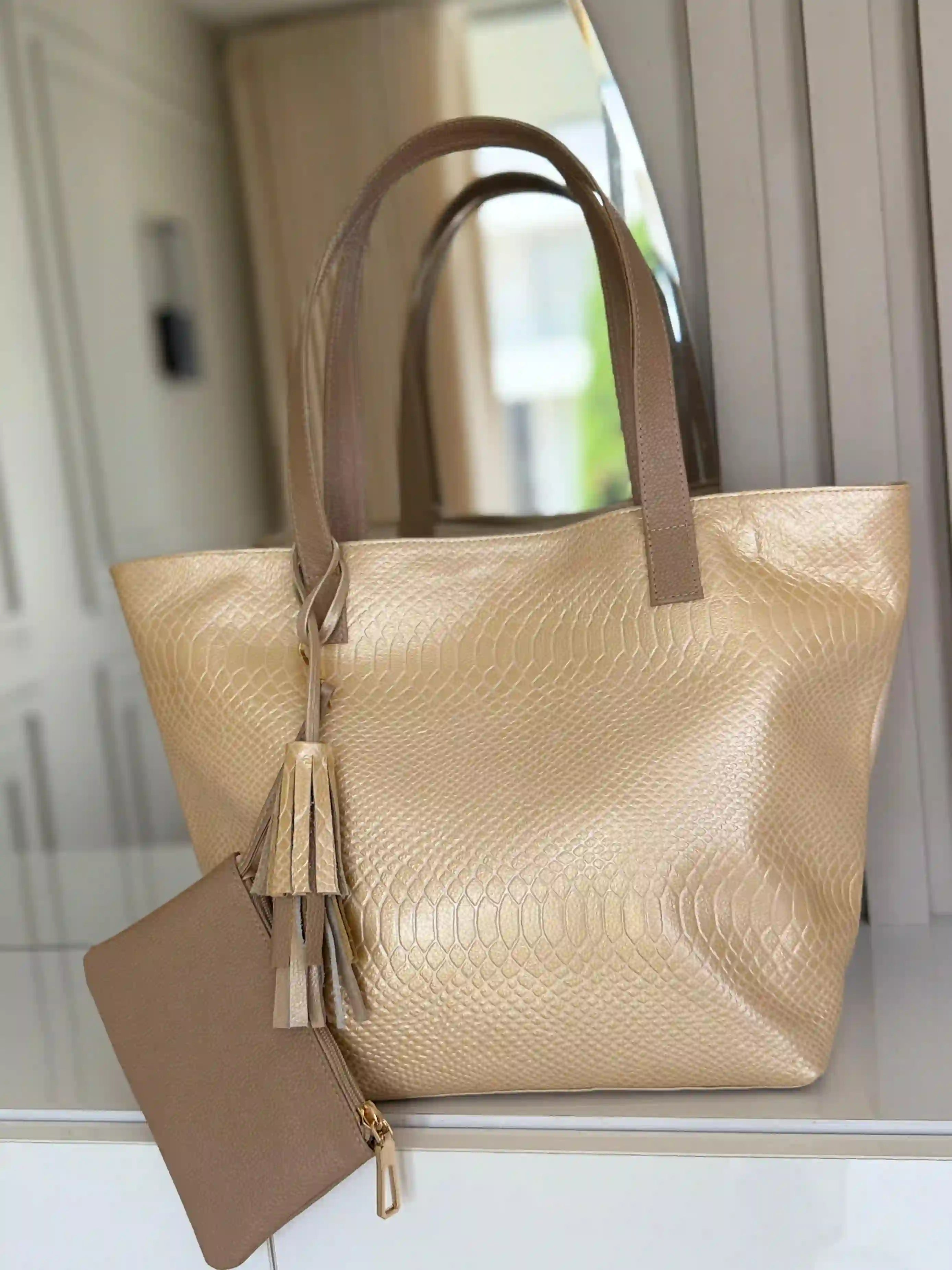 Cartera en cuero con monedero